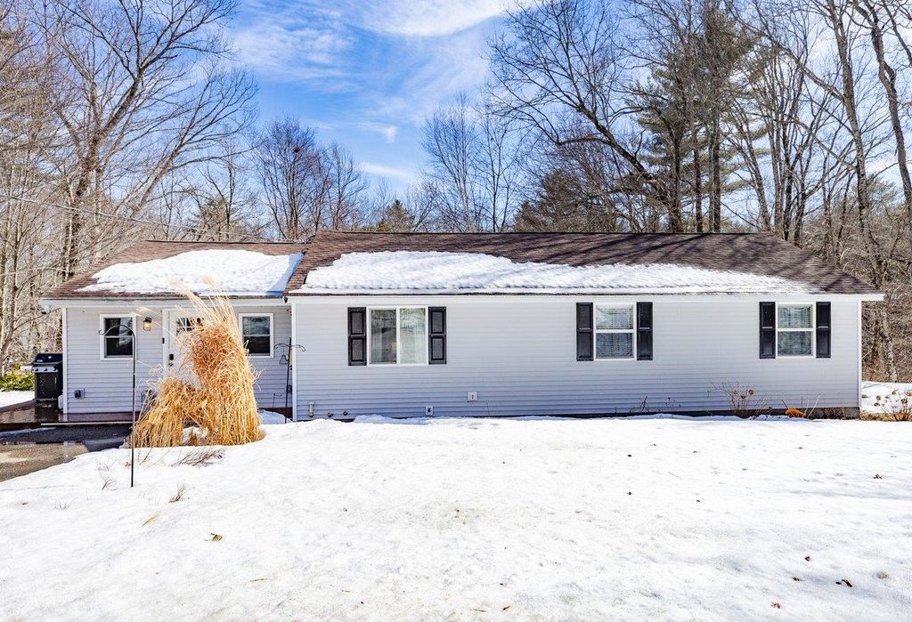 Photo of 10 Richard Court, Raymond, NH 03077 (MLS # 5078886)