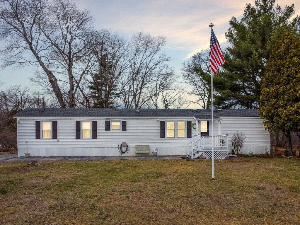 Photo of 15 Winter Street, Salem, NH 03079 (MLS # 5081245)