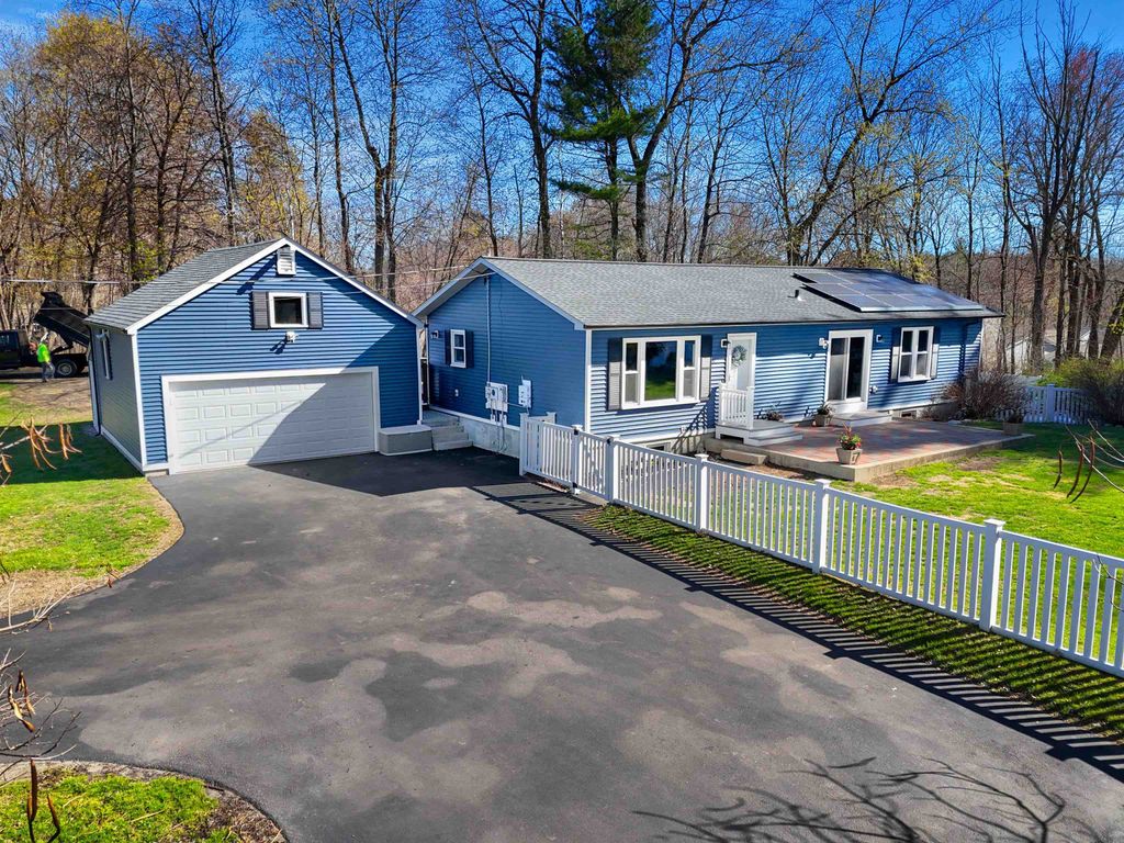 Photo of 152 Dracut Road, Hudson, NH 03051 (MLS # 5085421)