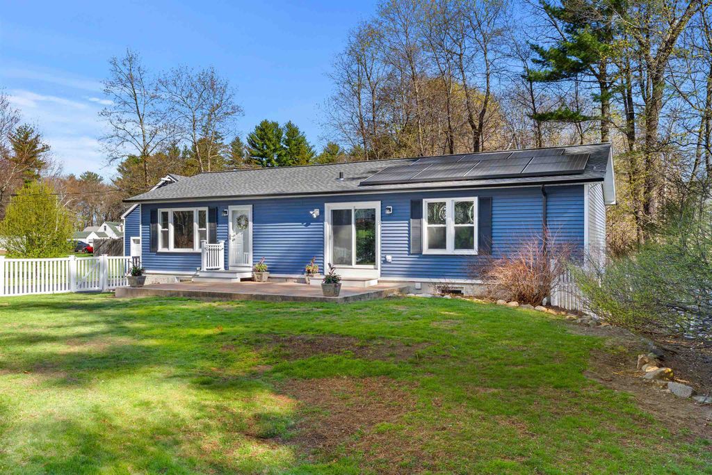 Photo of 152 Dracut Road, Hudson, NH 03051 (MLS # 5085421)