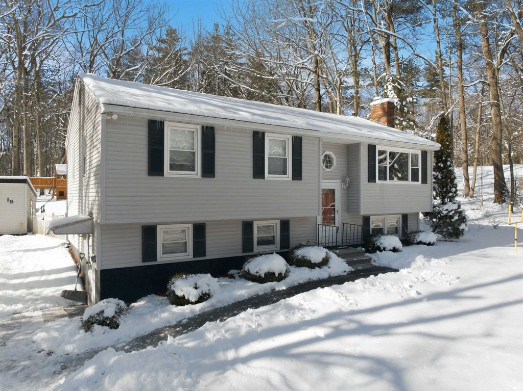 Photo of 19 Sherwood Road, Londonderry, NH 03053 (MLS # 5074673)