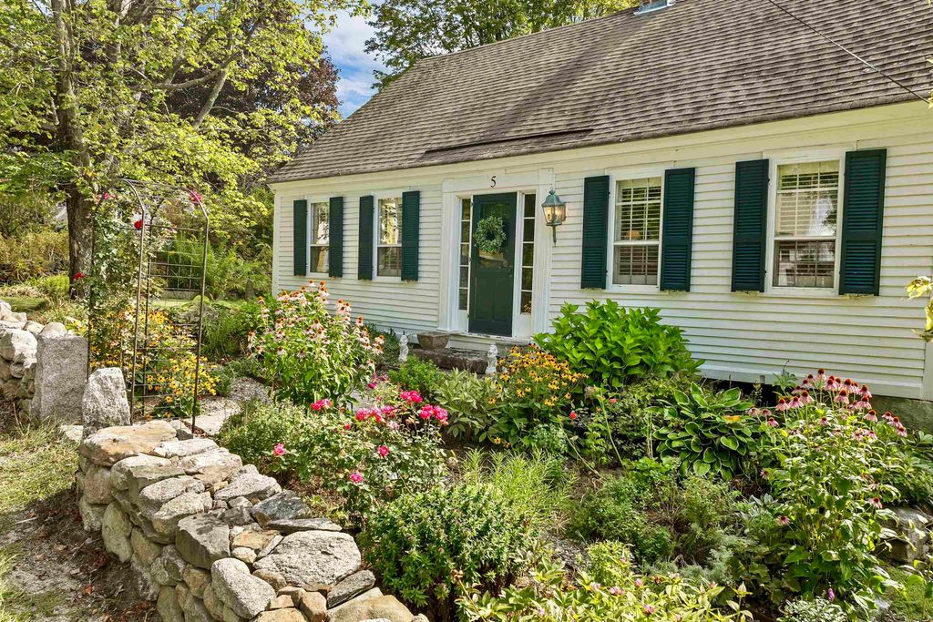 Photo of 5 Trask Mountain Road, Wolfeboro, NH 03894 (MLS # 5085498)