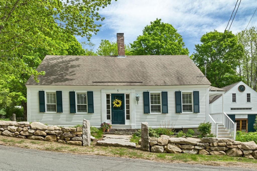 Photo of 5 Trask Mountain Road, Wolfeboro, NH 03894 (MLS # 5085498)