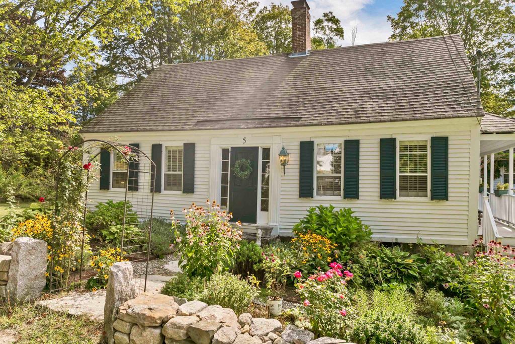 Photo of 5 Trask Mountain Road, Wolfeboro, NH 03894 (MLS # 5085498)