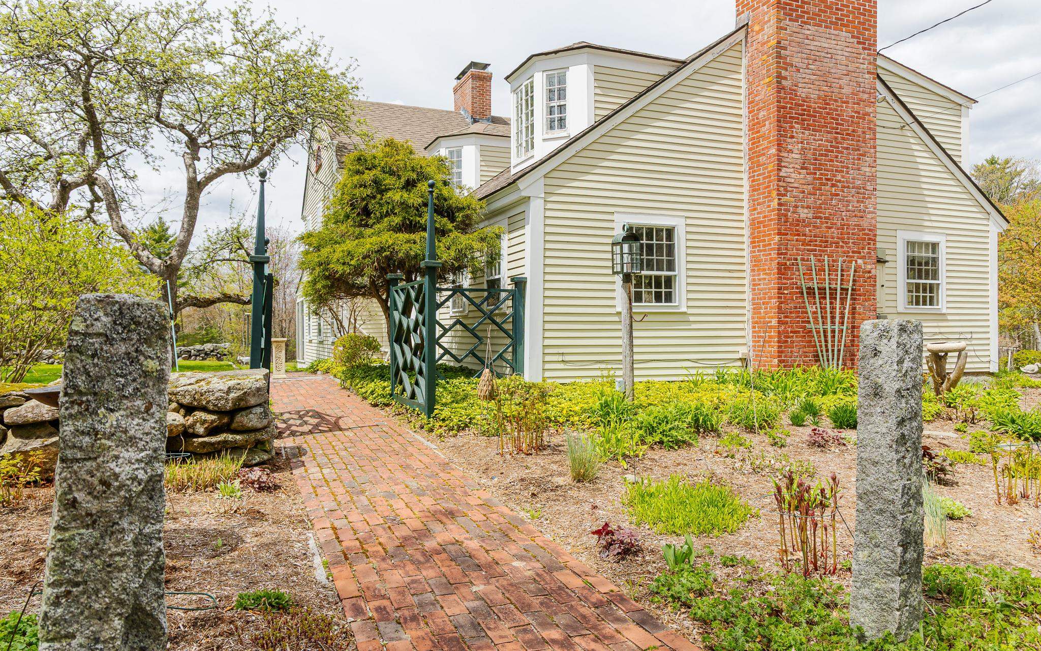 93 Rhododendron Road