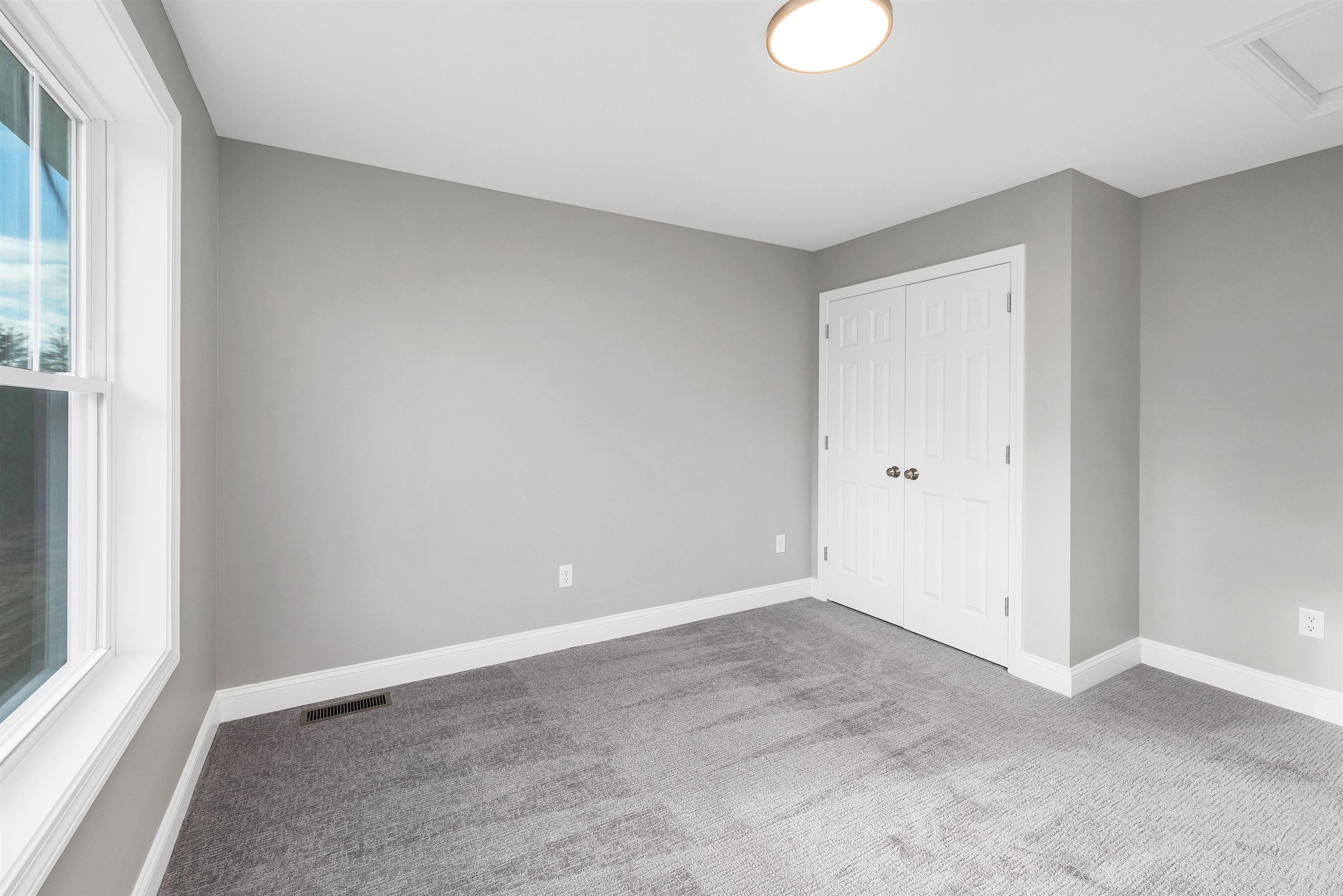 Concord, New Hampshire 03301, United States, 3 Bedrooms Bedrooms, ,3 BathroomsBathrooms,Residential,Pending,16675