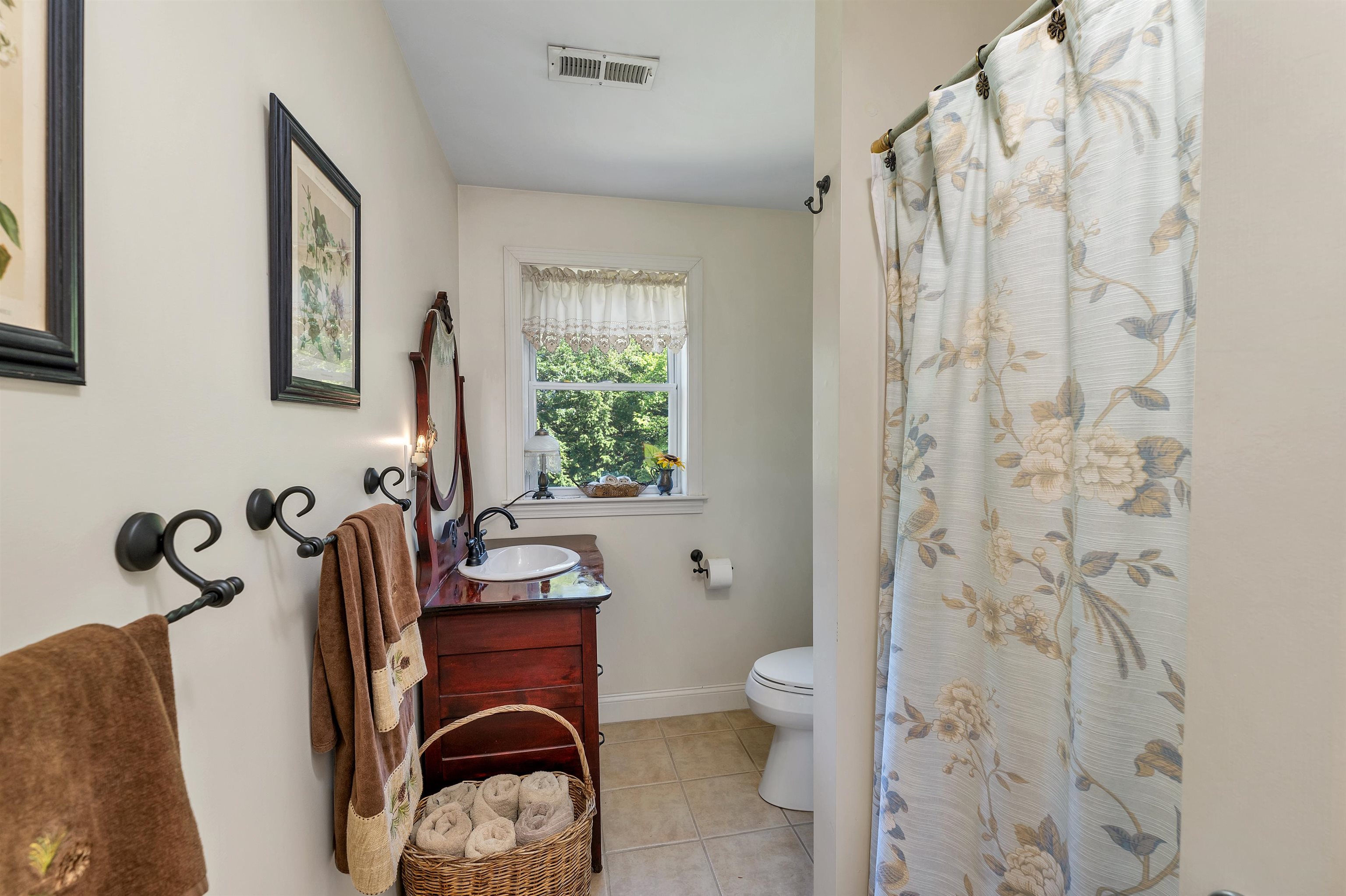 Meredith, New Hampshire 03253, United States, 3 Bedrooms Bedrooms, ,3 BathroomsBathrooms,Residential,Active,160023