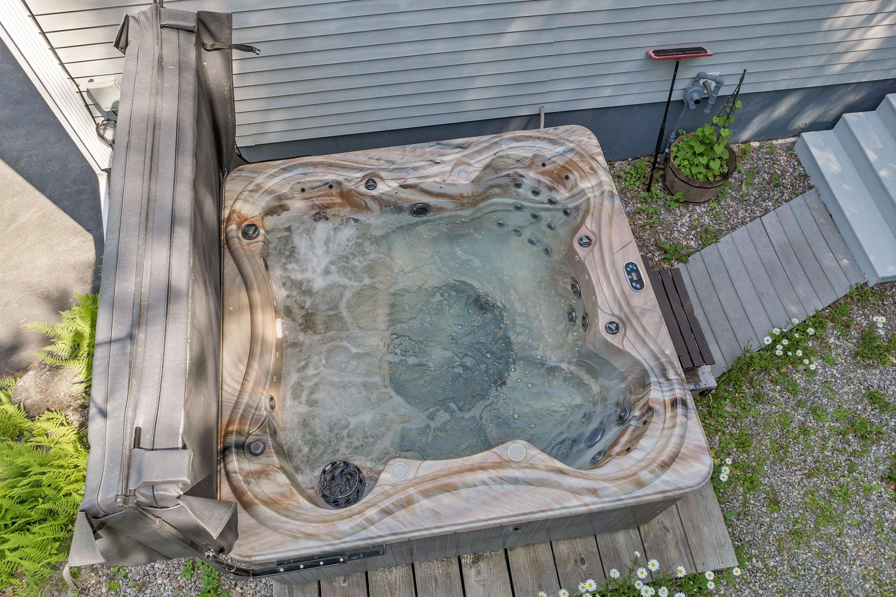 Meredith, New Hampshire 03253, United States, 3 Bedrooms Bedrooms, ,3 BathroomsBathrooms,Residential,Active,160023