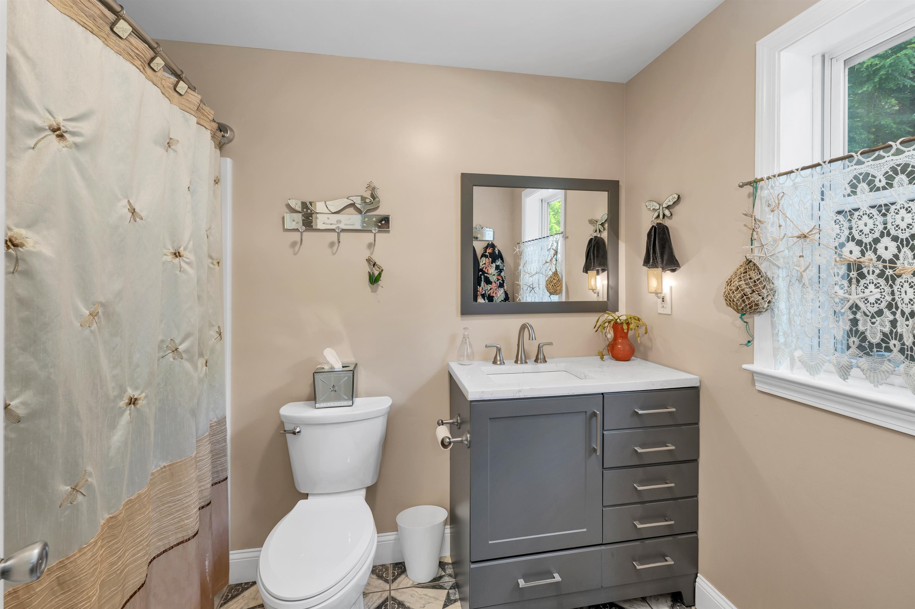 Meredith, New Hampshire 03253, United States, 3 Bedrooms Bedrooms, ,3 BathroomsBathrooms,Residential,Active,160023