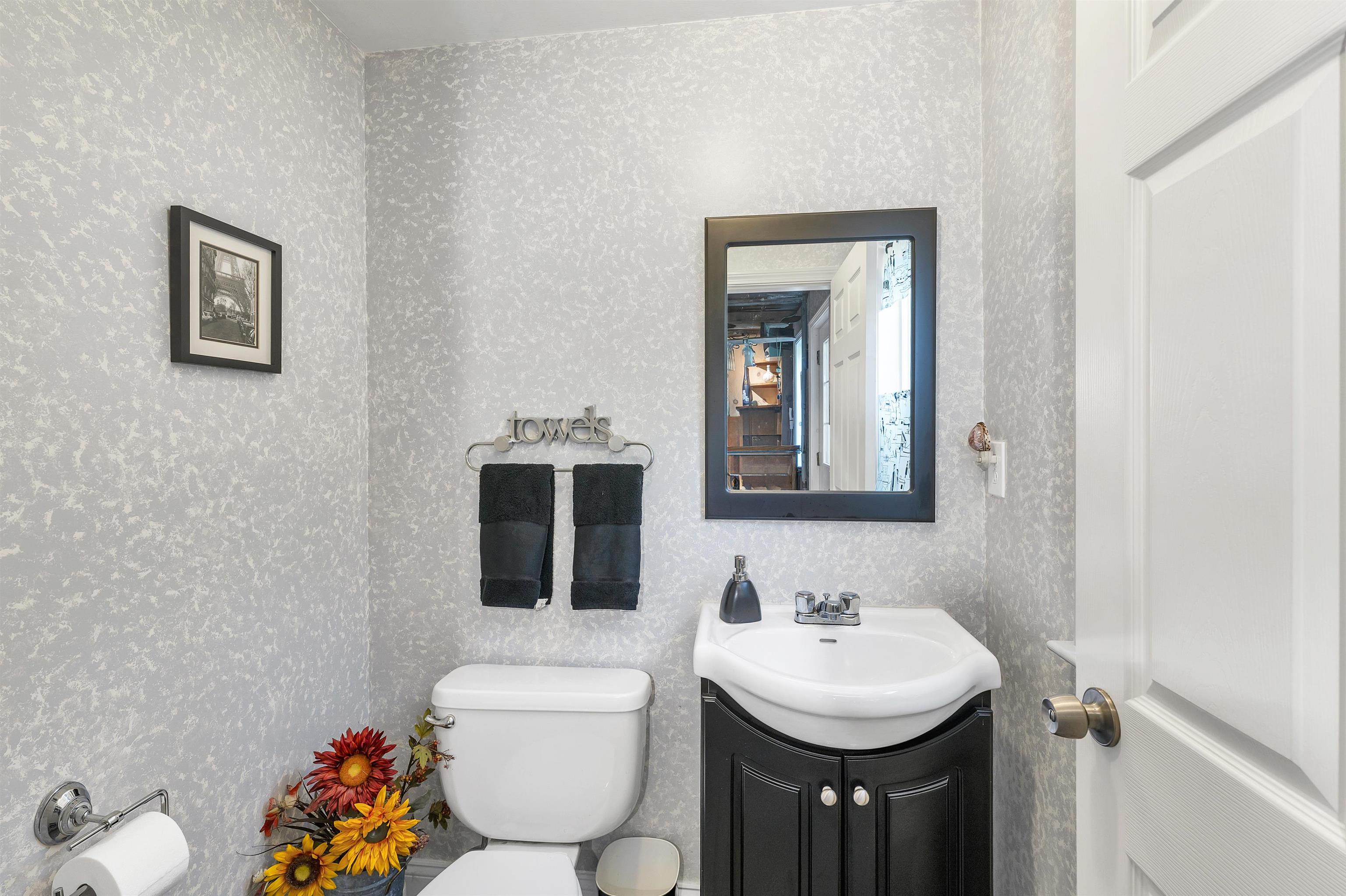 Meredith, New Hampshire 03253, United States, 3 Bedrooms Bedrooms, ,3 BathroomsBathrooms,Residential,Active,160023