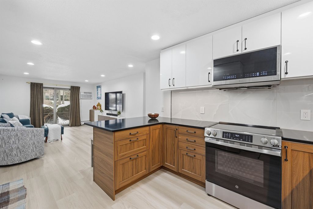 Photo of 4 Strawberry Bank Road #1, Nashua, NH 03062 (MLS # 5071874)