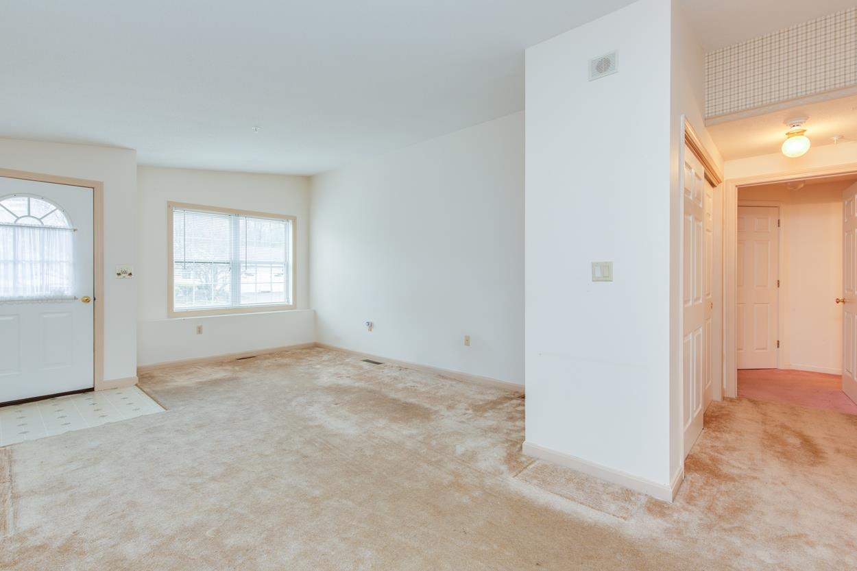 Londonderry, New Hampshire 03053, United States, 1 Bedroom Bedrooms, ,2 BathroomsBathrooms,Residential,Pending,106952