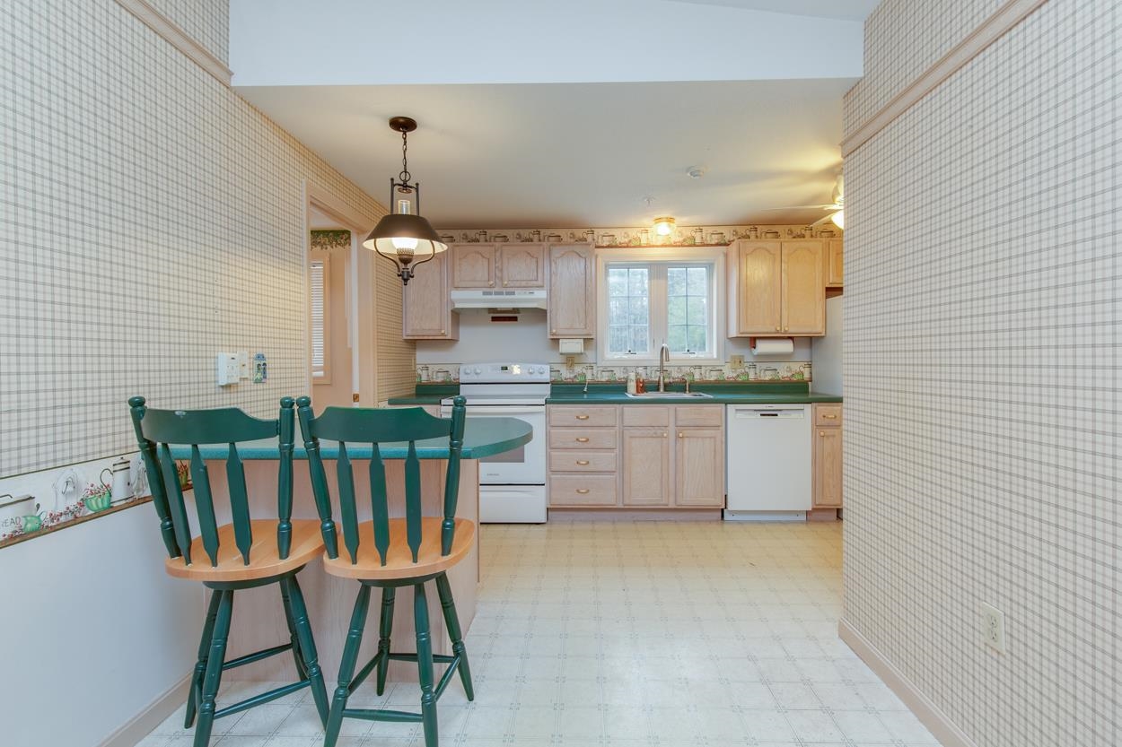 Londonderry, New Hampshire 03053, United States, 1 Bedroom Bedrooms, ,2 BathroomsBathrooms,Residential,Pending,106952