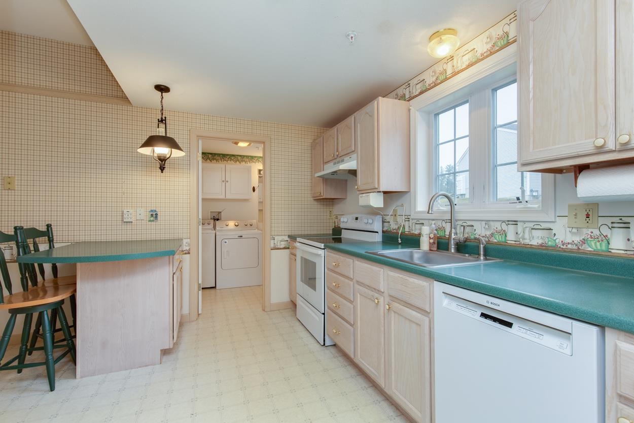 Londonderry, New Hampshire 03053, United States, 1 Bedroom Bedrooms, ,2 BathroomsBathrooms,Residential,Pending,106952