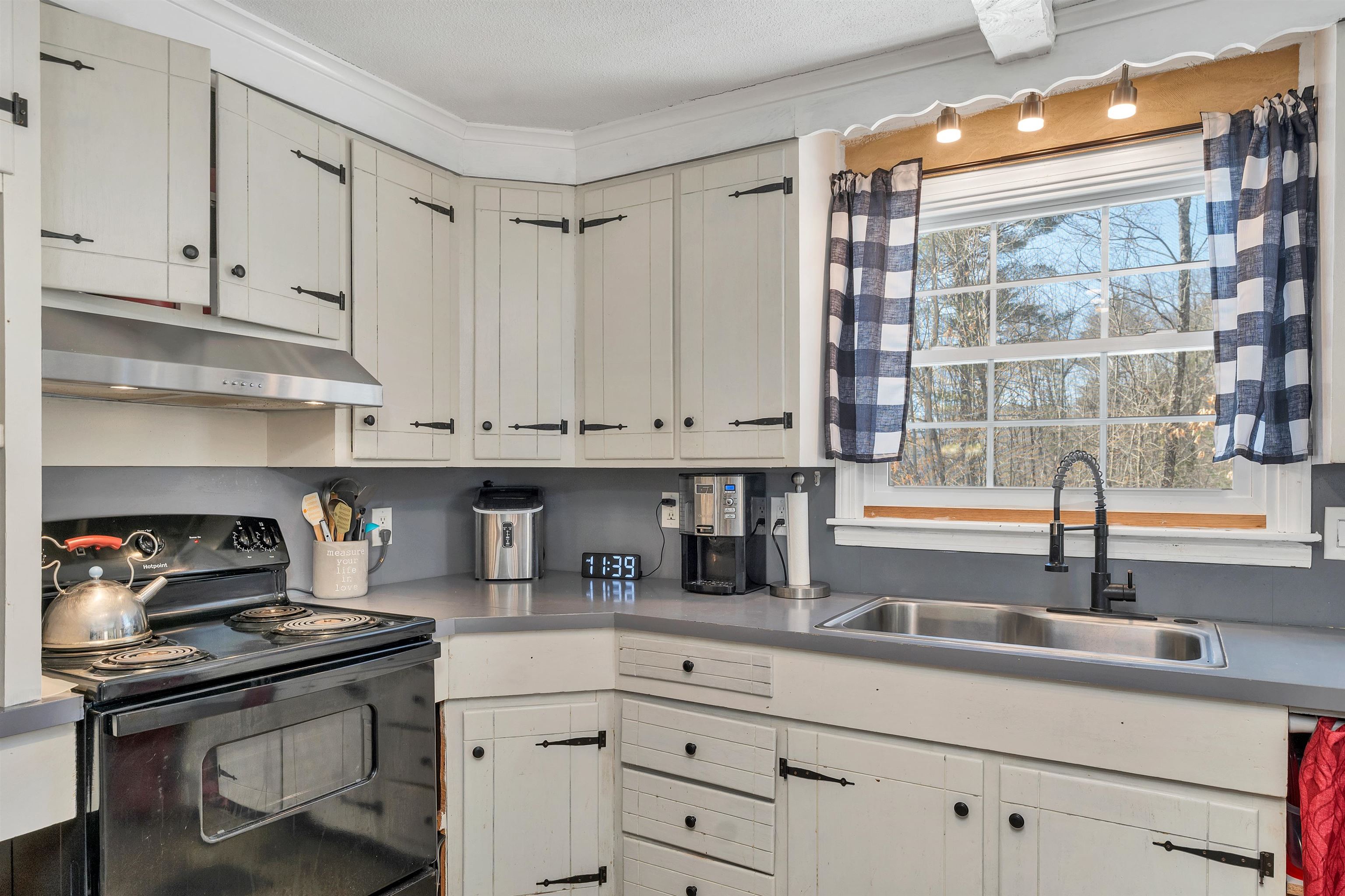 Candia, New Hampshire 03034, United States, 3 Bedrooms Bedrooms, ,3 BathroomsBathrooms,Residential,Pending,87839