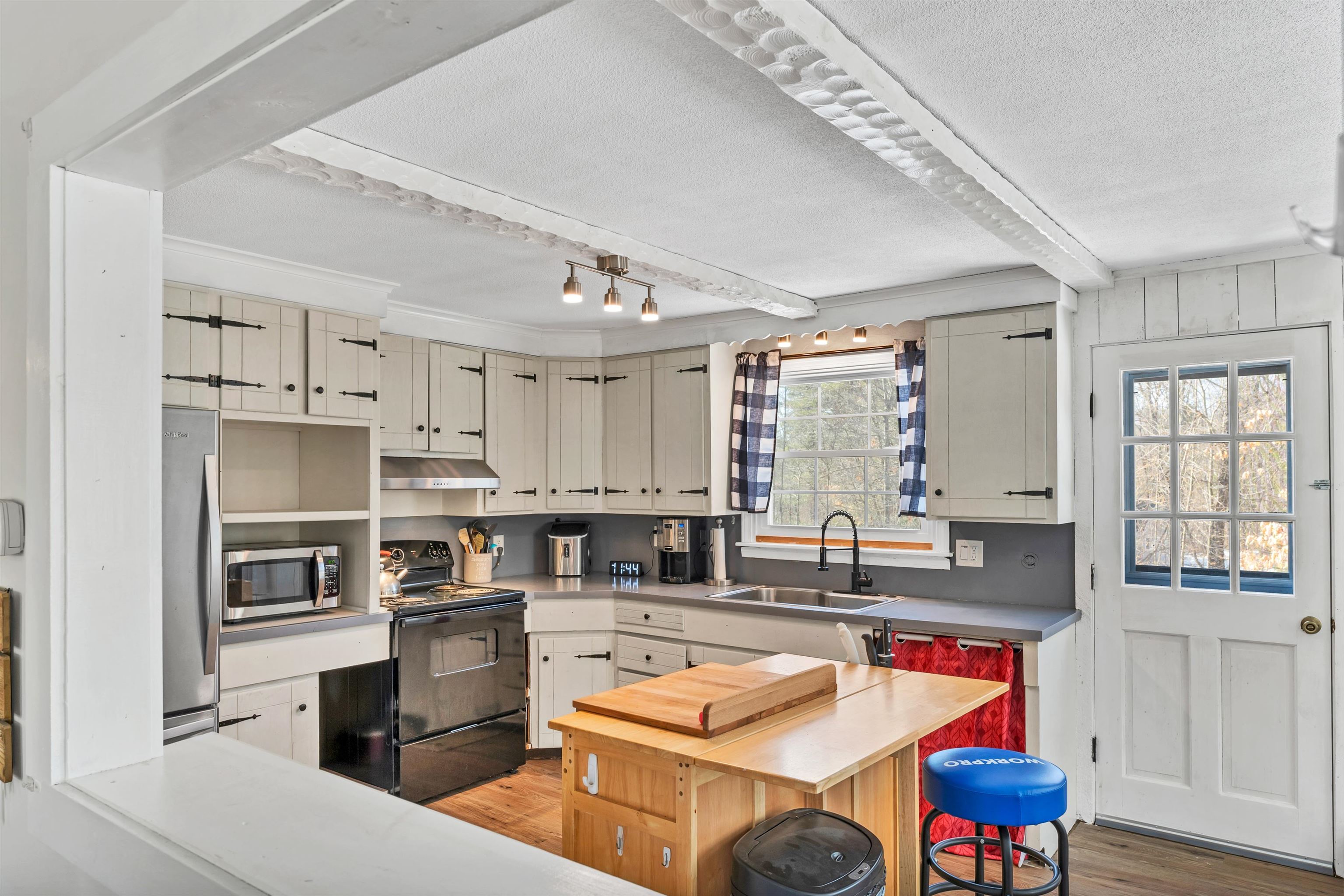 Candia, New Hampshire 03034, United States, 3 Bedrooms Bedrooms, ,3 BathroomsBathrooms,Residential,Pending,87839