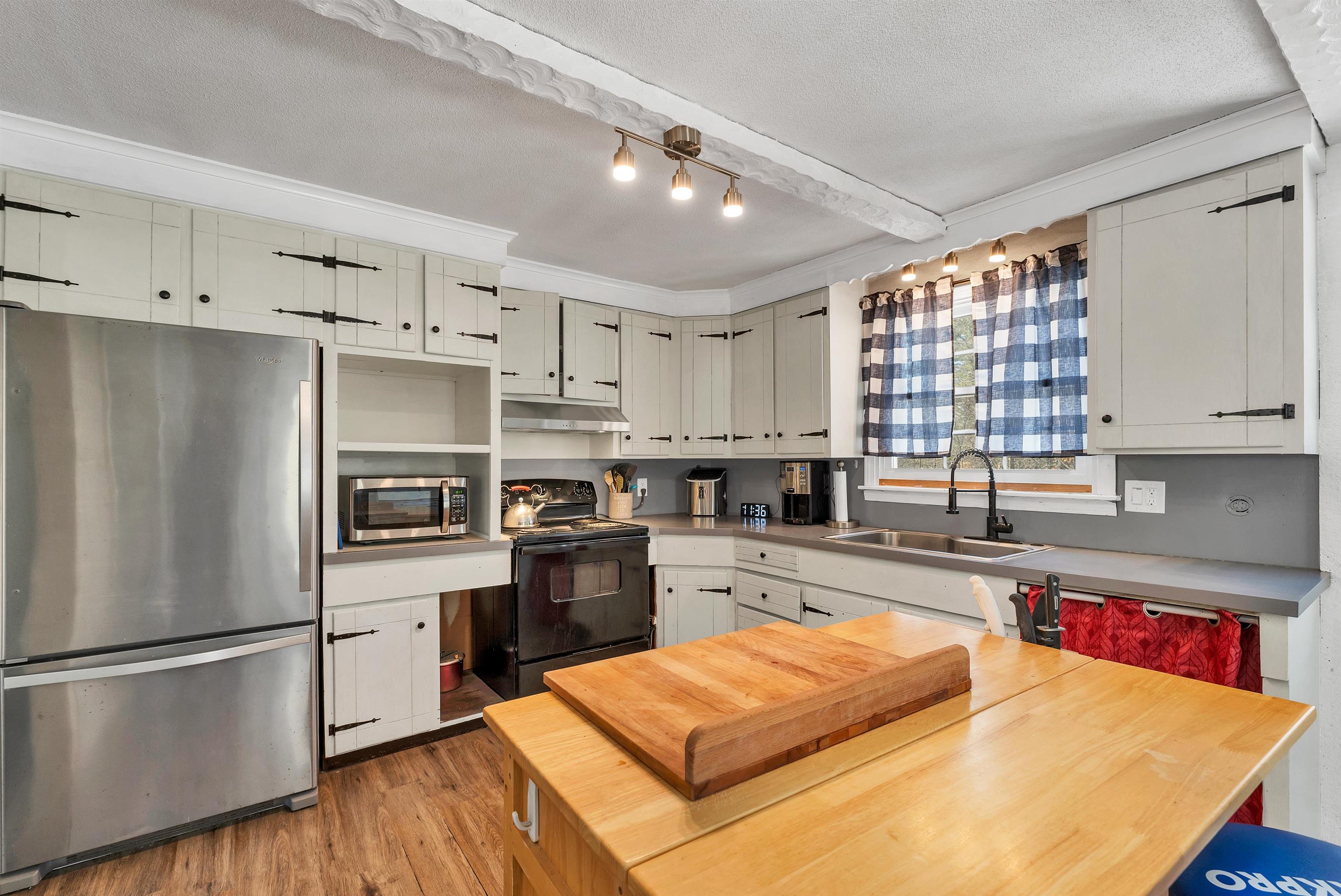 Candia, New Hampshire 03034, United States, 3 Bedrooms Bedrooms, ,3 BathroomsBathrooms,Residential,Pending,87839