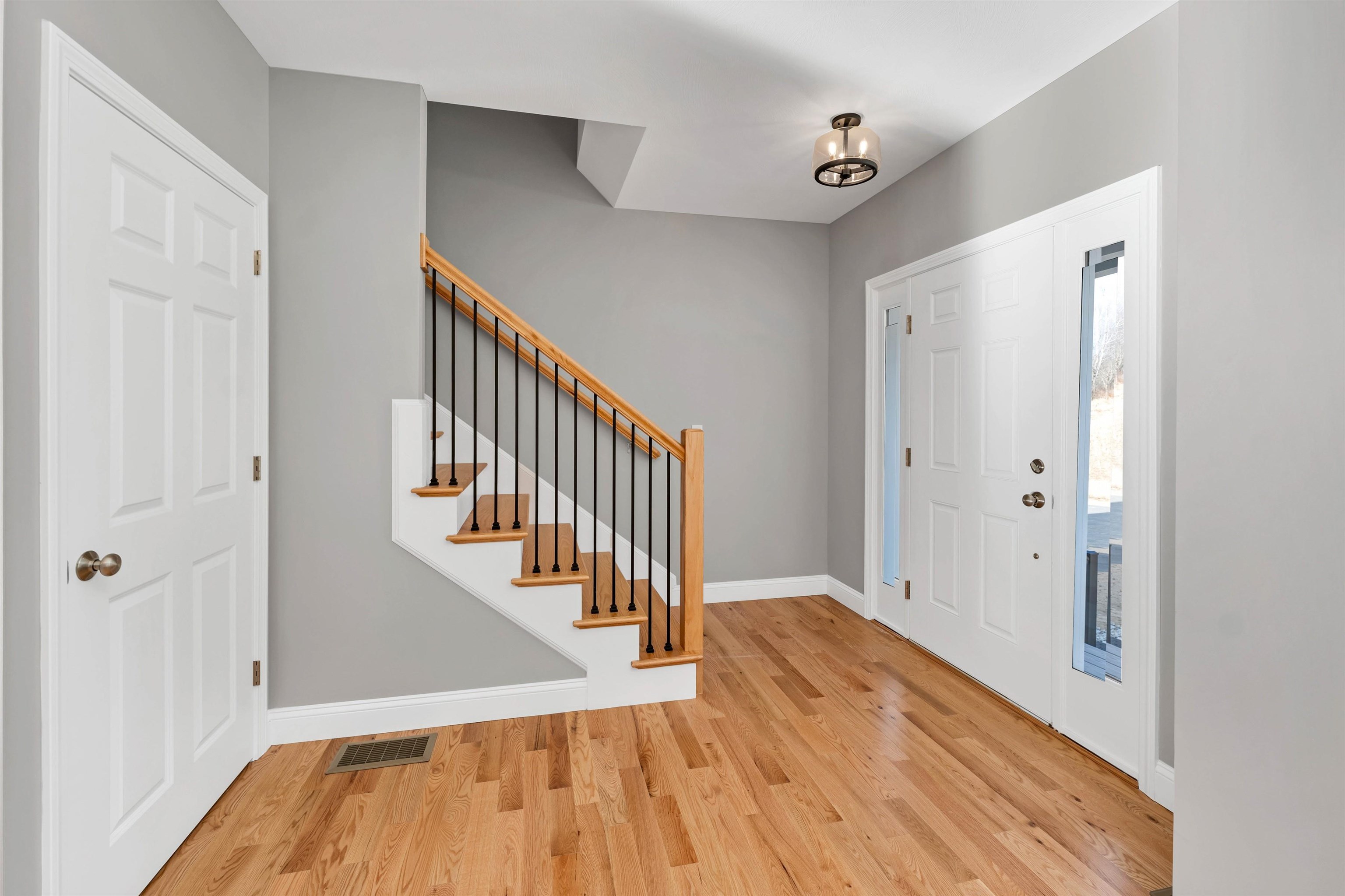 Concord, New Hampshire 03301, United States, 3 Bedrooms Bedrooms, ,3 BathroomsBathrooms,Residential,Active,16666