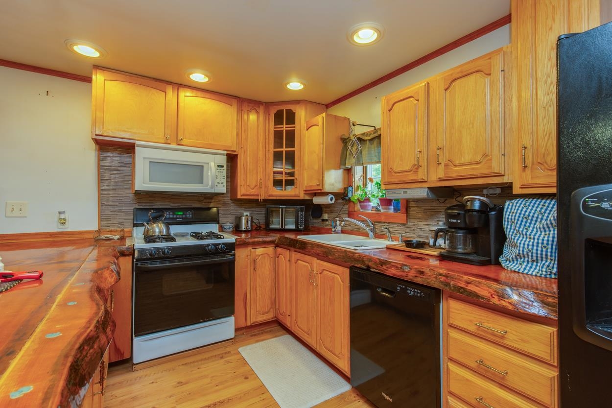 Loudon, New Hampshire 03307, United States, 2 Bedrooms Bedrooms, ,1 BathroomBathrooms,Residential,Pending,139697