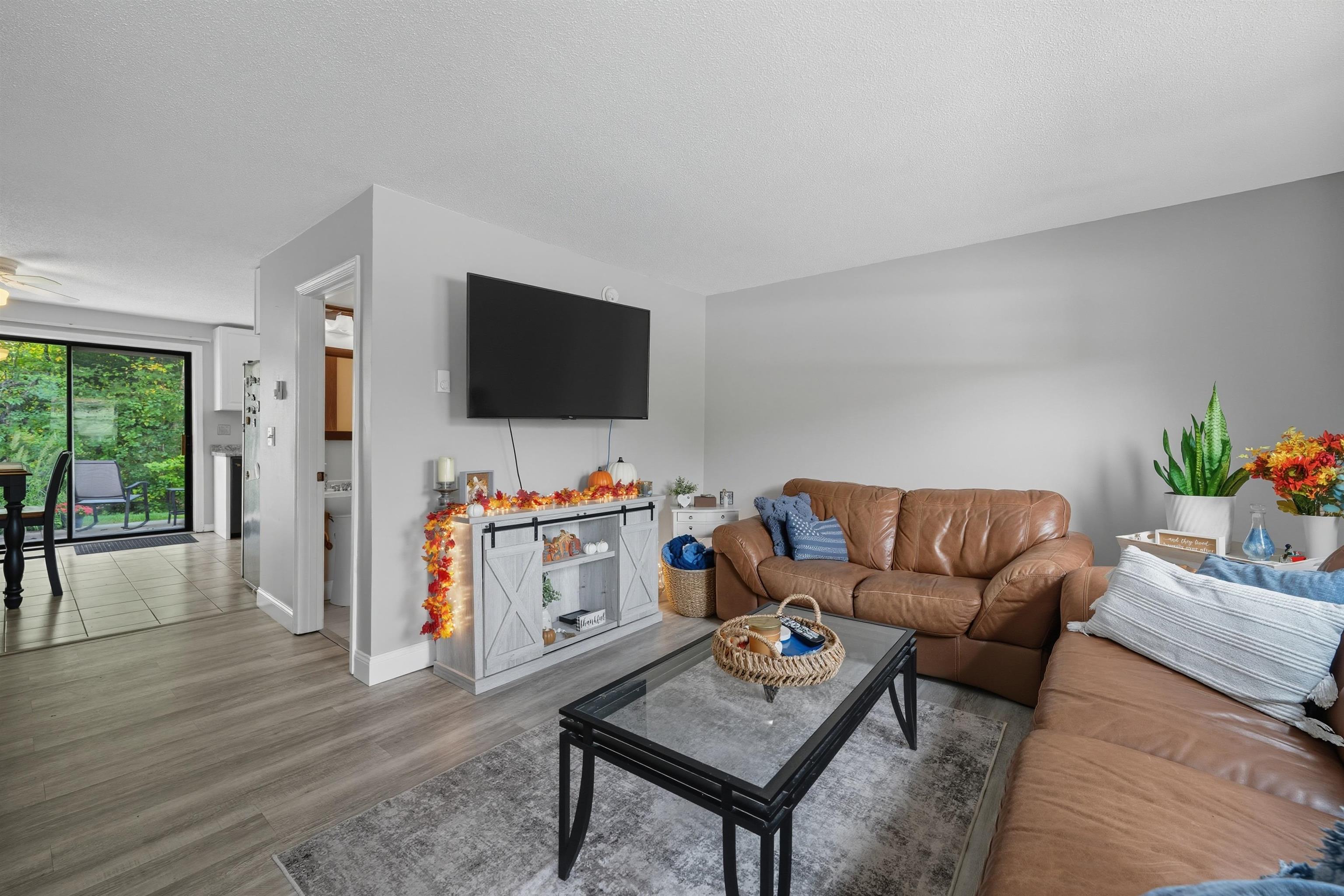 1035 S Mammoth Road 6