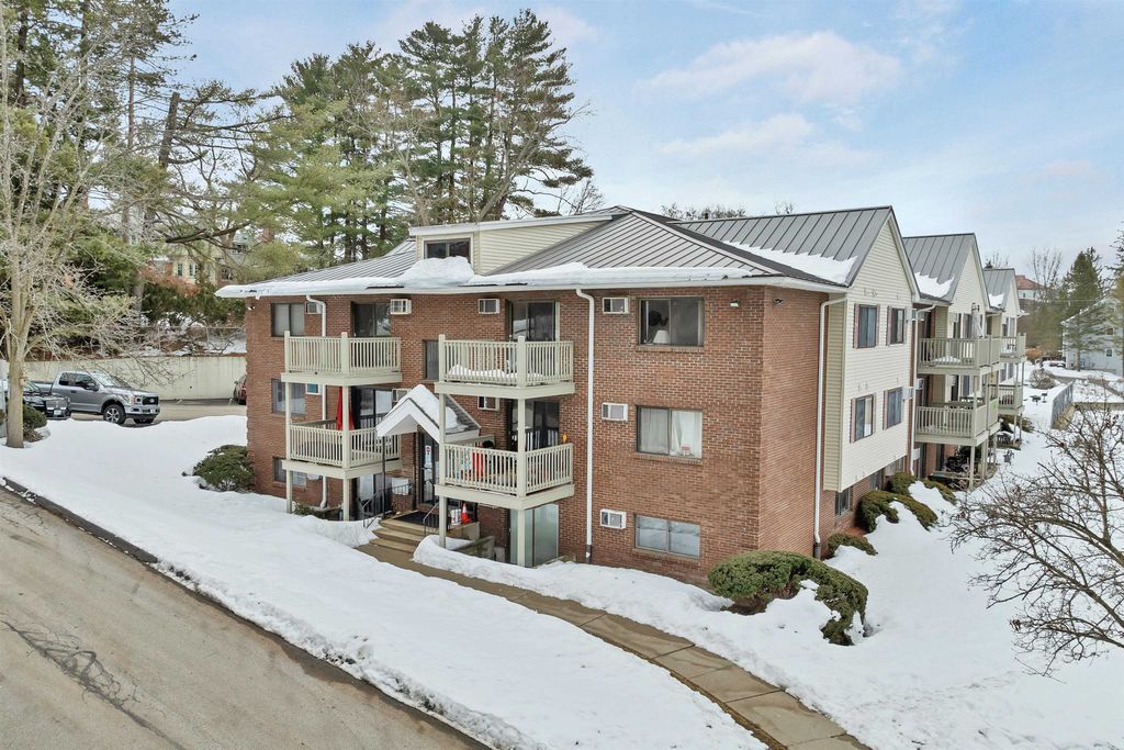 Photo of 31 Andrew Street #19, Manchester, NH 03104 (MLS # 5078458)