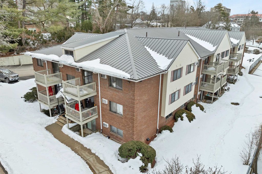 Photo of 31 Andrew Street #19, Manchester, NH 03104 (MLS # 5078458)