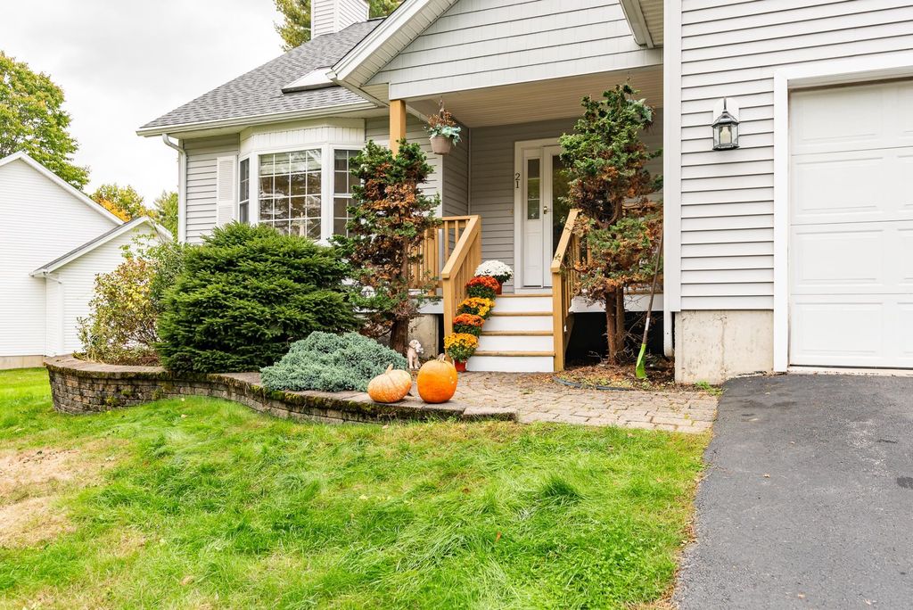 Photo of 21 Briallia Circle, Newmarket, NH 03857 (MLS # 5066143)