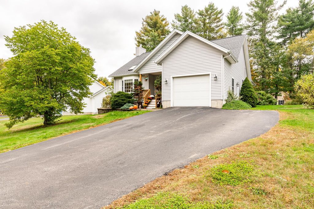 Photo of 21 Briallia Circle, Newmarket, NH 03857 (MLS # 5066143)