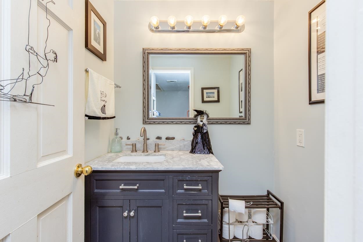 Concord, New Hampshire 03303, United States, 2 Bedrooms Bedrooms, ,1 BathroomBathrooms,Residential,Active,236077