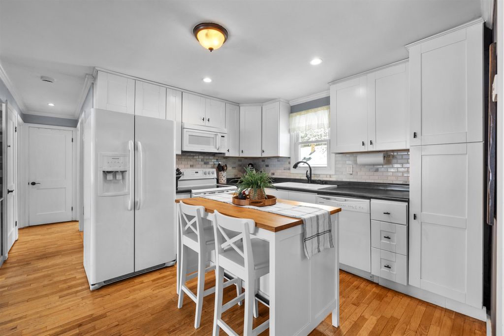 Photo of 278 Exchange Avenue, Manchester, NH 03104 (MLS # 5078125)