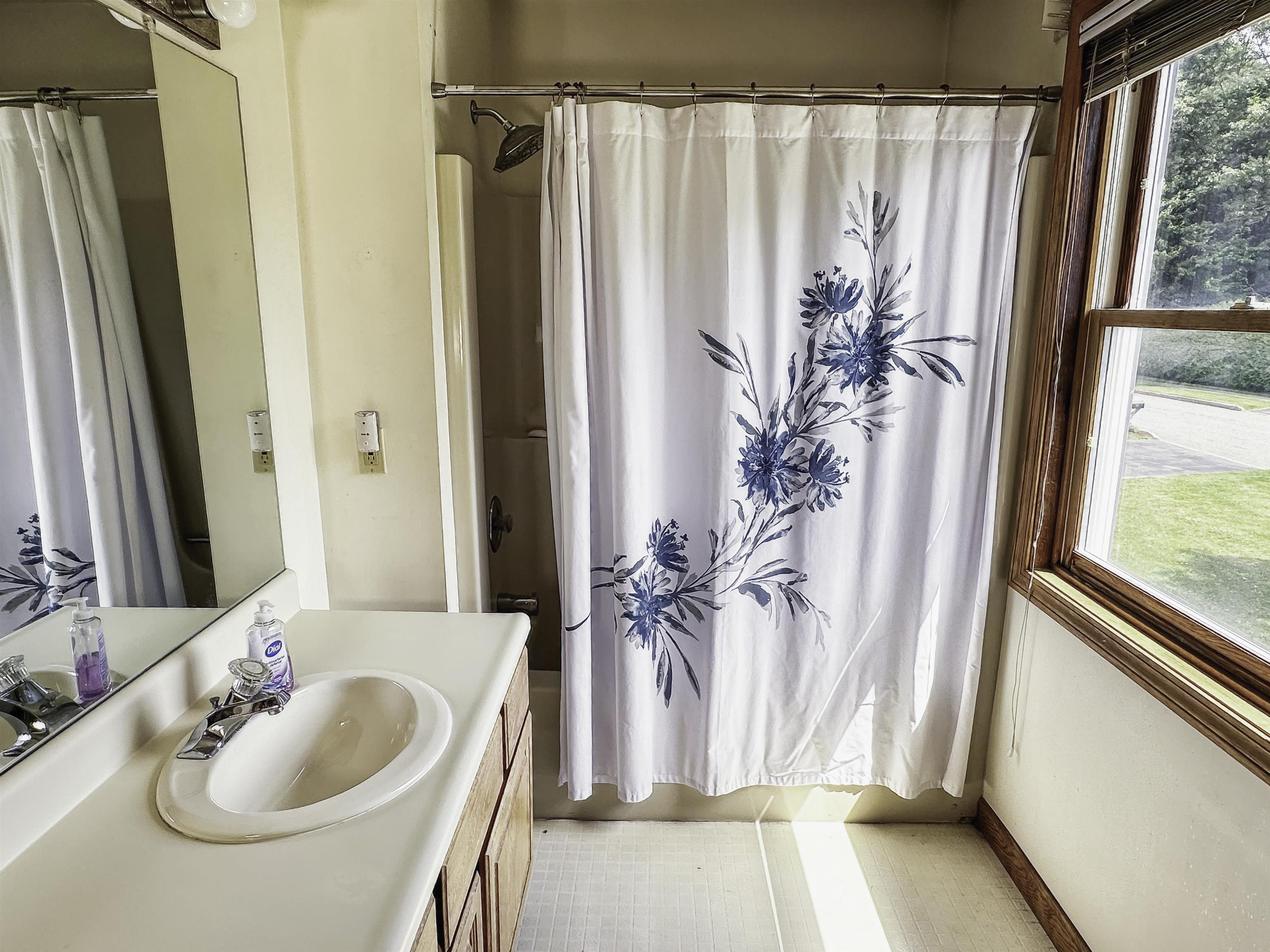 Colchester, Vermont 05446, United States, 4 Bedrooms Bedrooms, ,3 BathroomsBathrooms,Residential,Active,160041