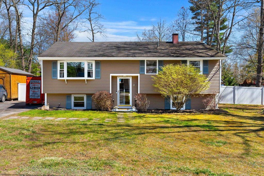 Photo of 15 Bradford Drive, Merrimack, NH 03054 (MLS # 5086134)