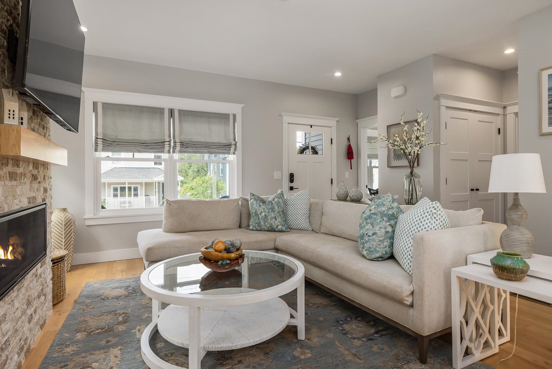 Portsmouth, New Hampshire 03801, United States, 4 Bedrooms Bedrooms, ,3 BathroomsBathrooms,Residential,Active,168743