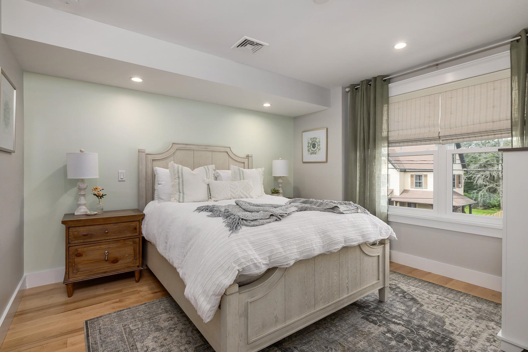 Portsmouth, New Hampshire 03801, United States, 4 Bedrooms Bedrooms, ,3 BathroomsBathrooms,Residential,Active,168743