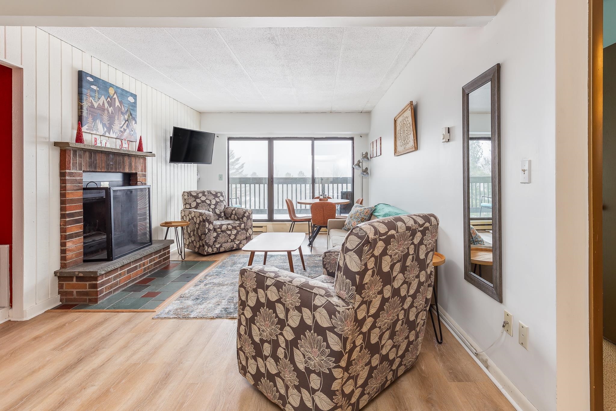 137 East Mountain Road 2E9