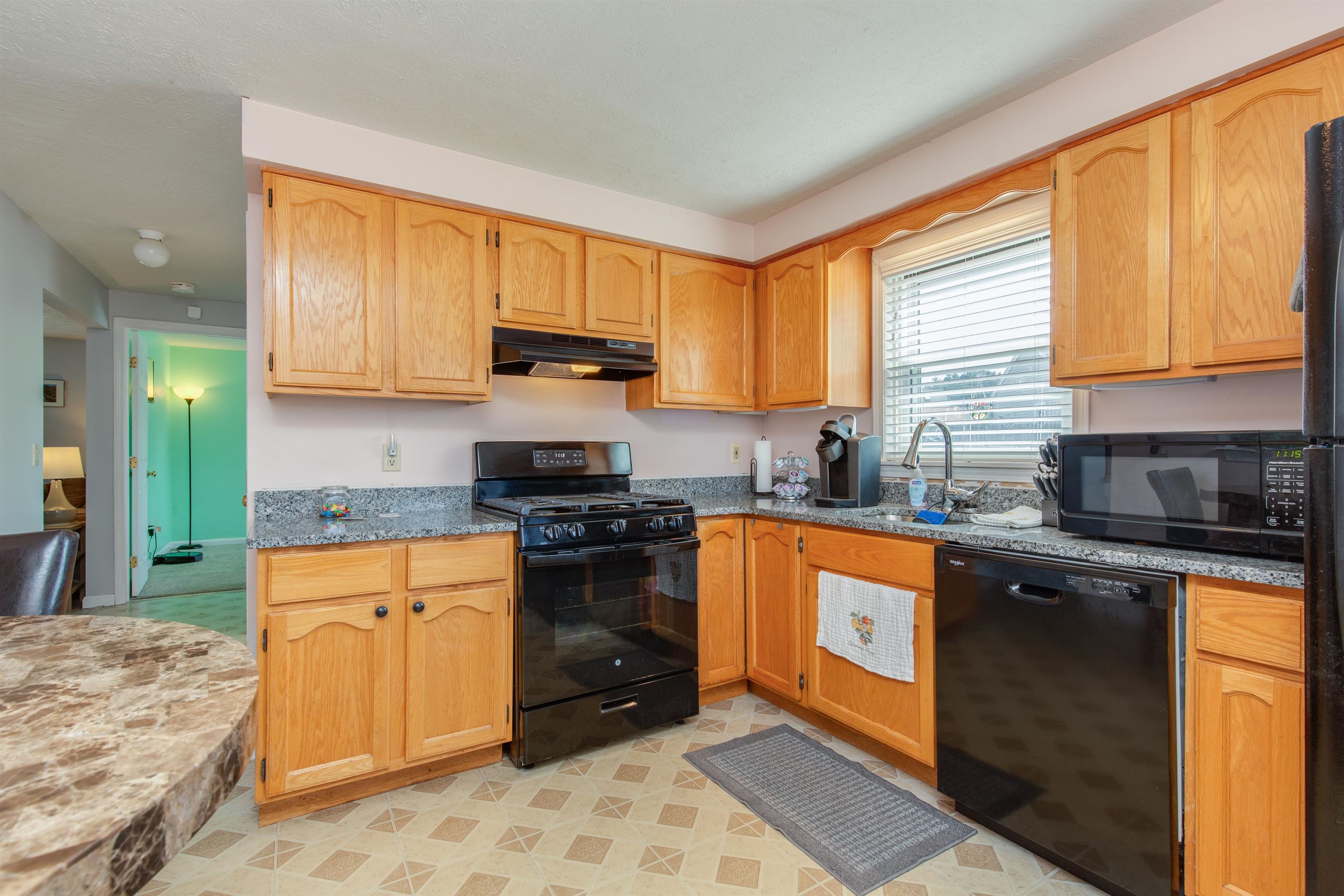 Manchester, New Hampshire 03109, United States, 3 Bedrooms Bedrooms, ,2 BathroomsBathrooms,Residential,Active,190425