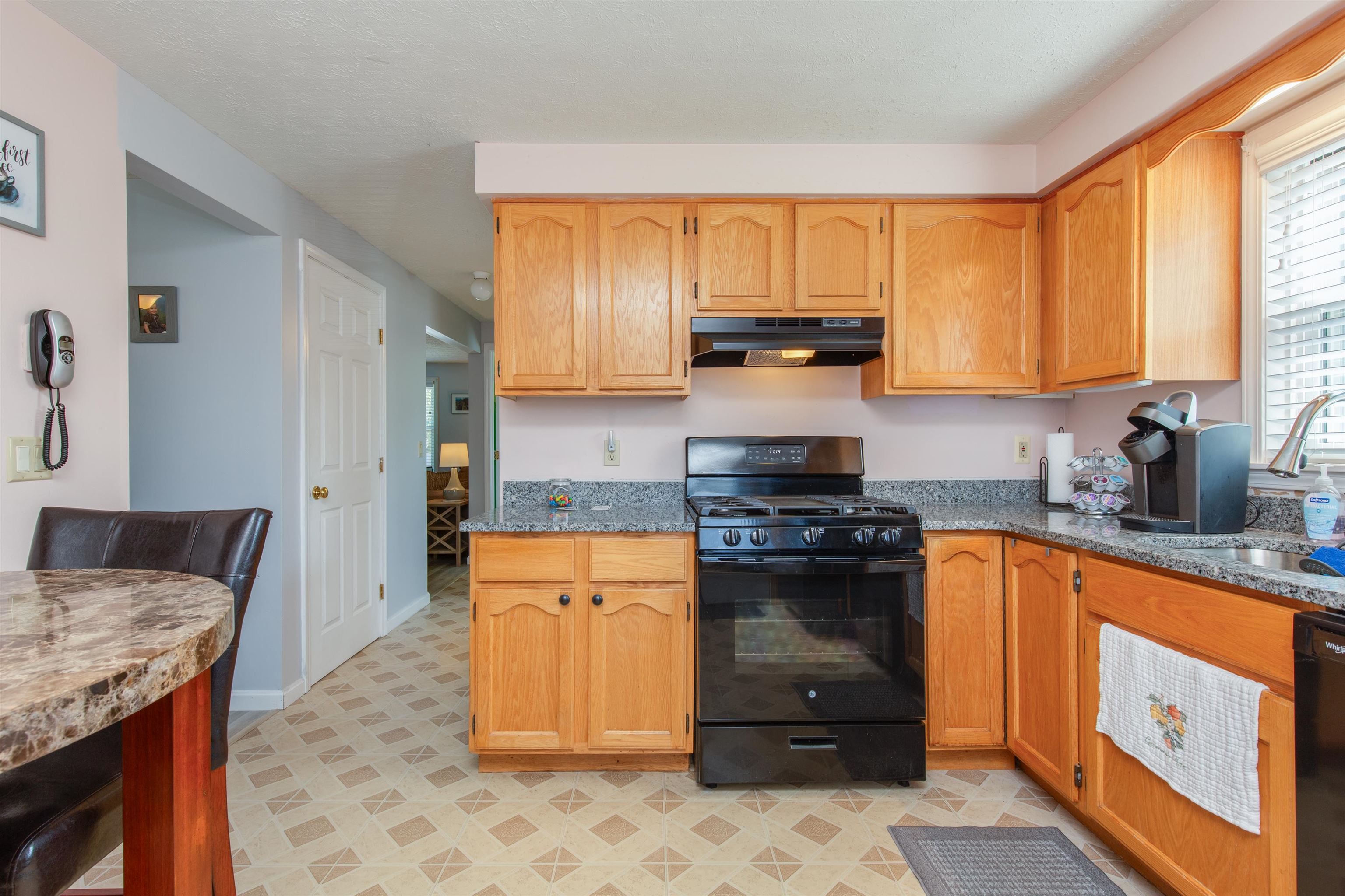 Manchester, New Hampshire 03109, United States, 3 Bedrooms Bedrooms, ,2 BathroomsBathrooms,Residential,Active,190425