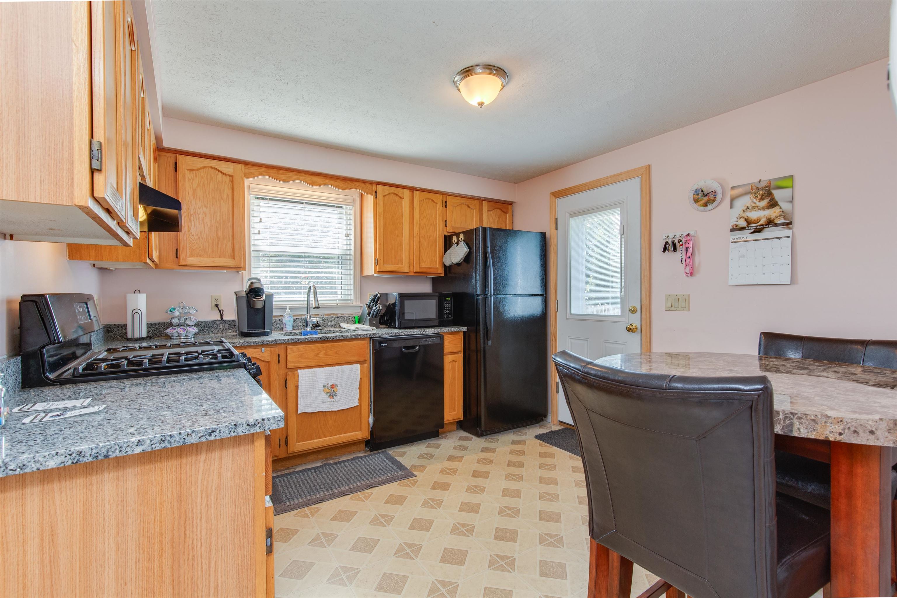 Manchester, New Hampshire 03109, United States, 3 Bedrooms Bedrooms, ,2 BathroomsBathrooms,Residential,Active,190425