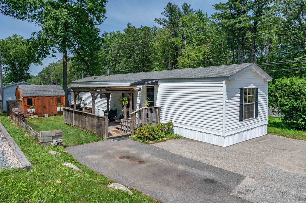 Photo of 139 Rockingham Road #21, Derry, NH 03038 (MLS # 5046937)