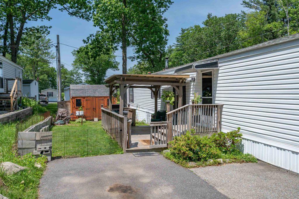 Photo of 139 Rockingham Road #21, Derry, NH 03038 (MLS # 5046937)