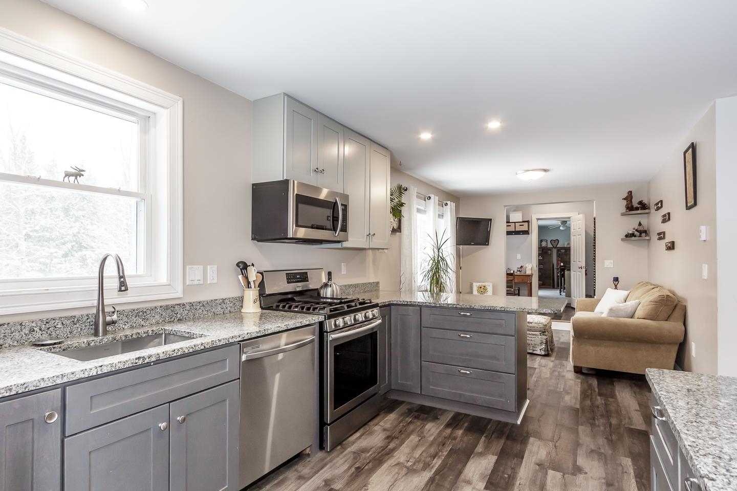 Bow, New Hampshire 03304, United States, 6 Bedrooms Bedrooms, ,4 BathroomsBathrooms,Residential,Pending,18548