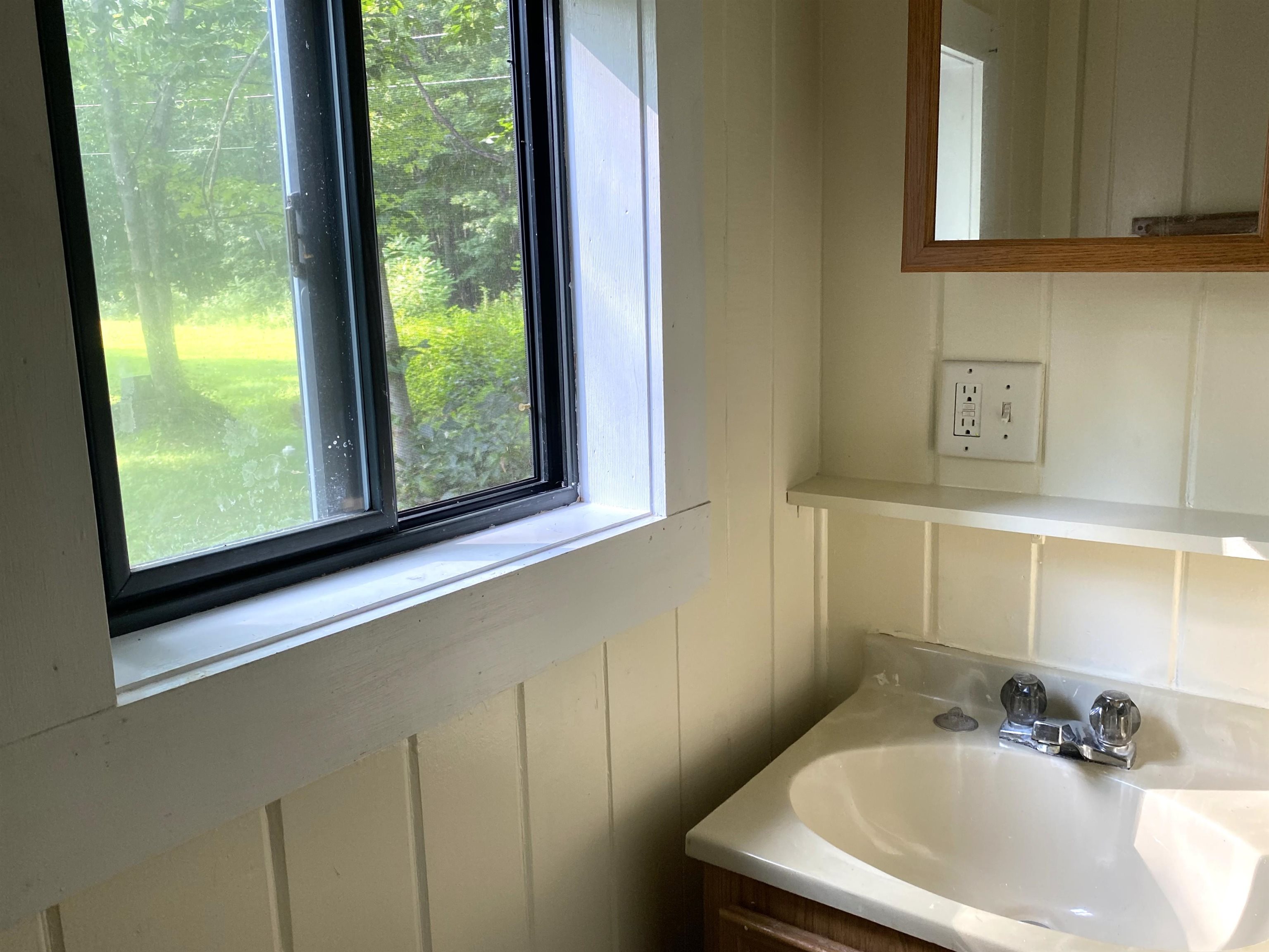 Salisbury, Vermont 05769, United States, 2 Bedrooms Bedrooms, ,1 BathroomBathrooms,Residential,Active,182998