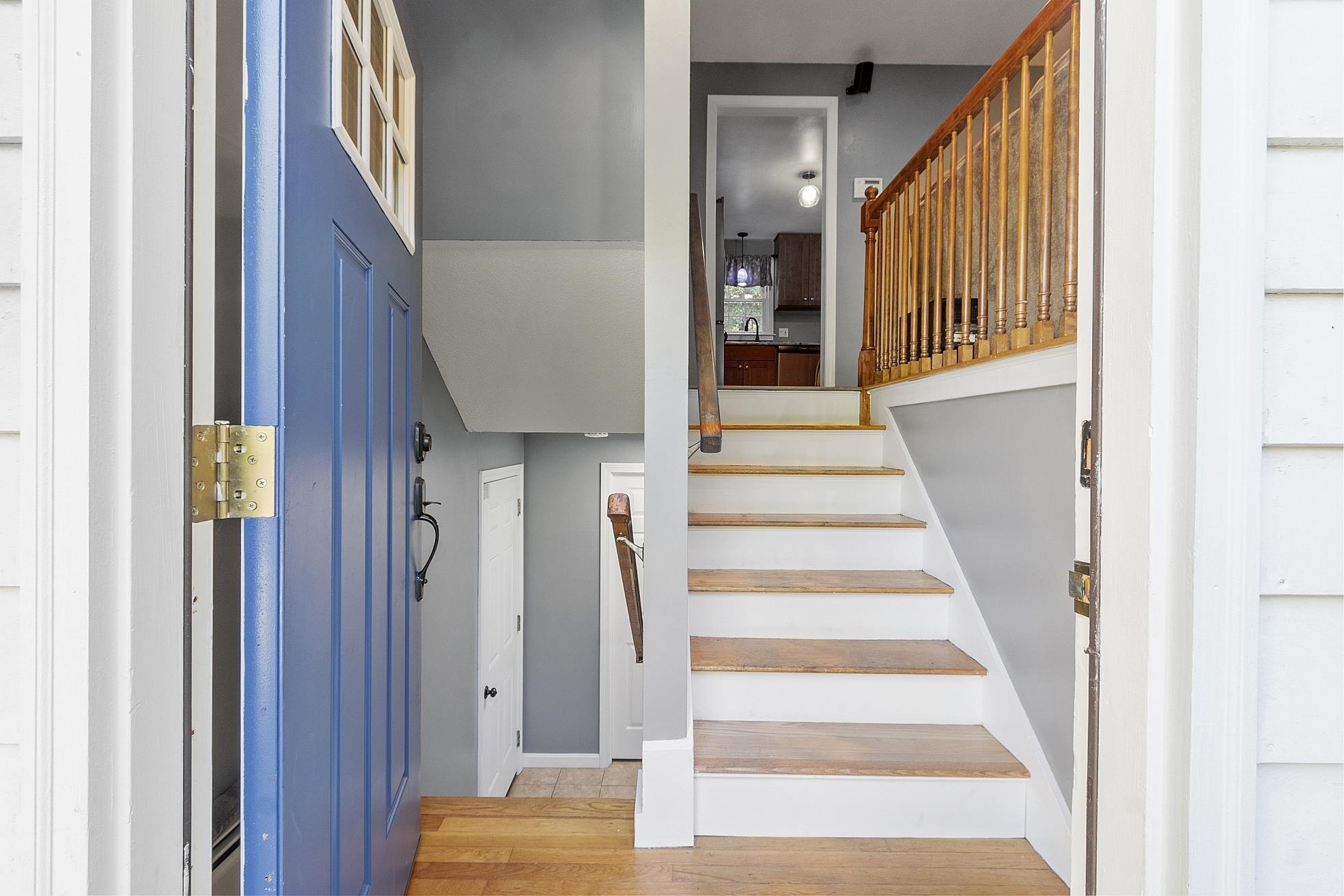 Derry, New Hampshire 03038, United States, 3 Bedrooms Bedrooms, ,2 BathroomsBathrooms,Residential,Pending,204111