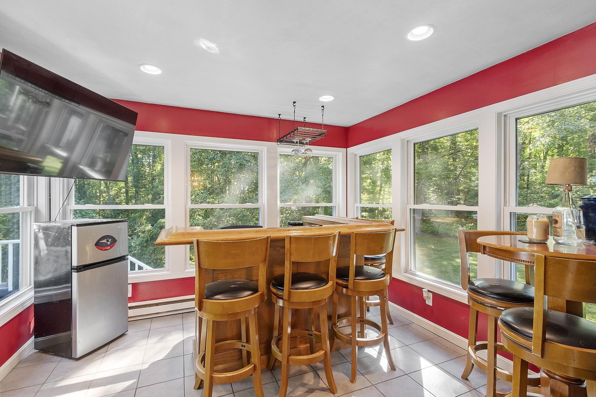 Derry, New Hampshire 03038, United States, 3 Bedrooms Bedrooms, ,2 BathroomsBathrooms,Residential,Pending,204111