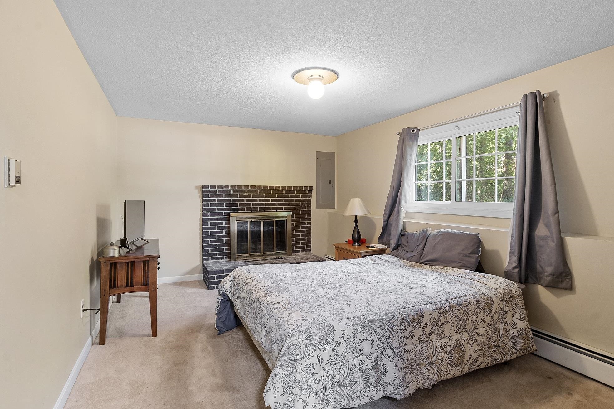 Derry, New Hampshire 03038, United States, 3 Bedrooms Bedrooms, ,2 BathroomsBathrooms,Residential,Pending,204111