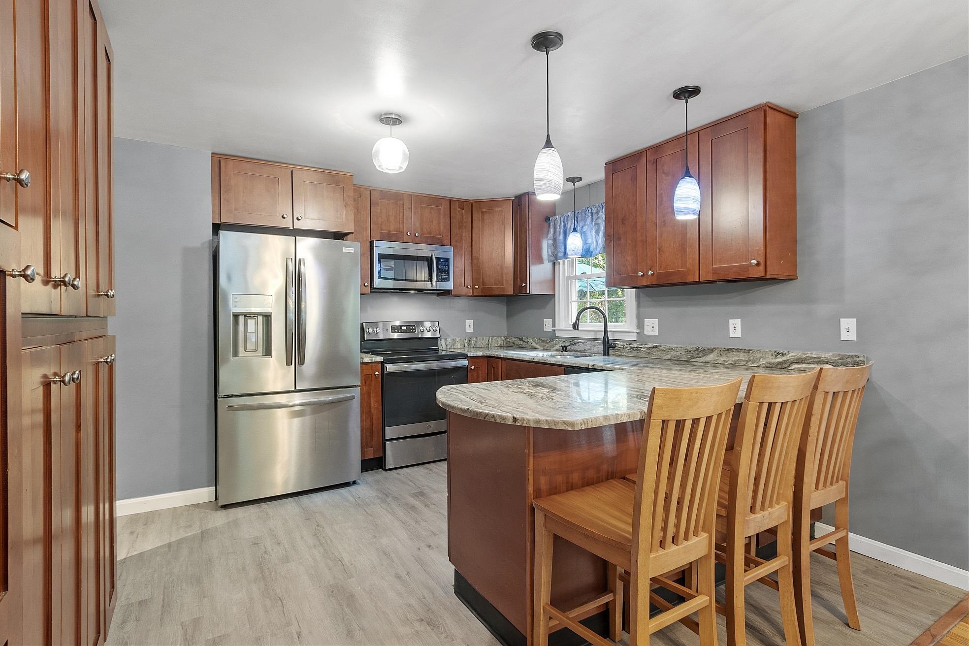 Derry, New Hampshire 03038, United States, 3 Bedrooms Bedrooms, ,2 BathroomsBathrooms,Residential,Pending,204111