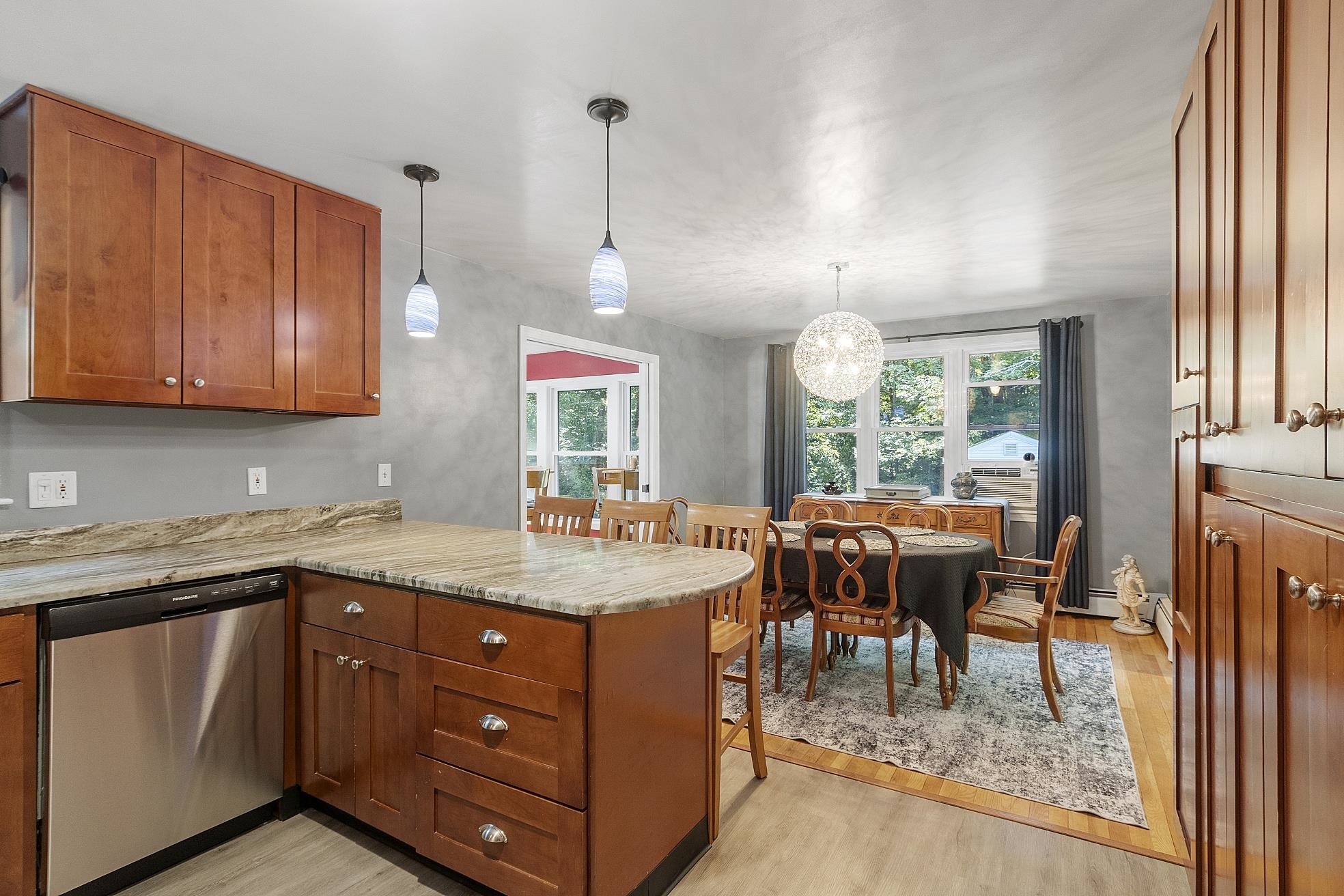 Derry, New Hampshire 03038, United States, 3 Bedrooms Bedrooms, ,2 BathroomsBathrooms,Residential,Pending,204111