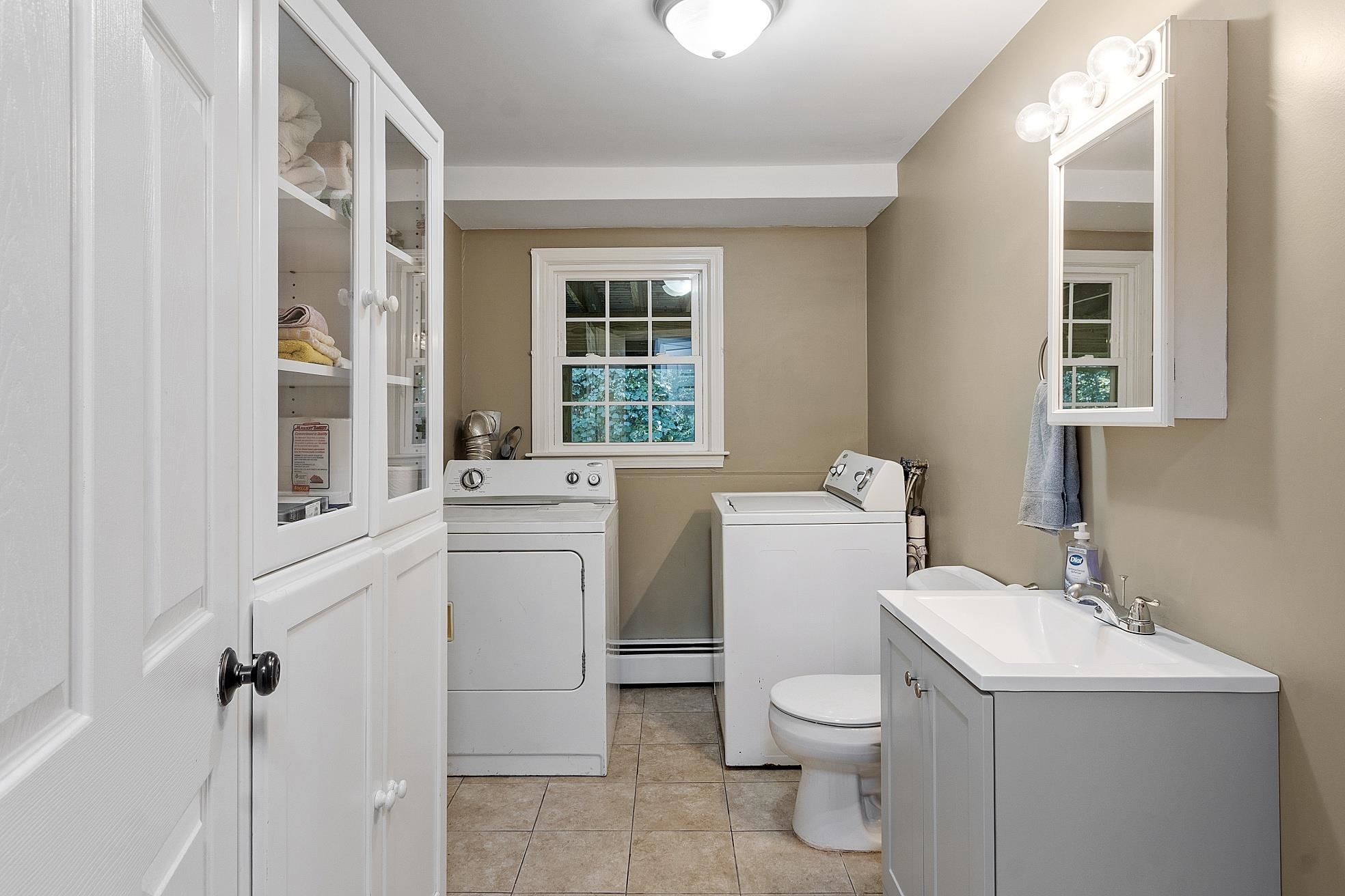 Derry, New Hampshire 03038, United States, 3 Bedrooms Bedrooms, ,2 BathroomsBathrooms,Residential,Pending,204111