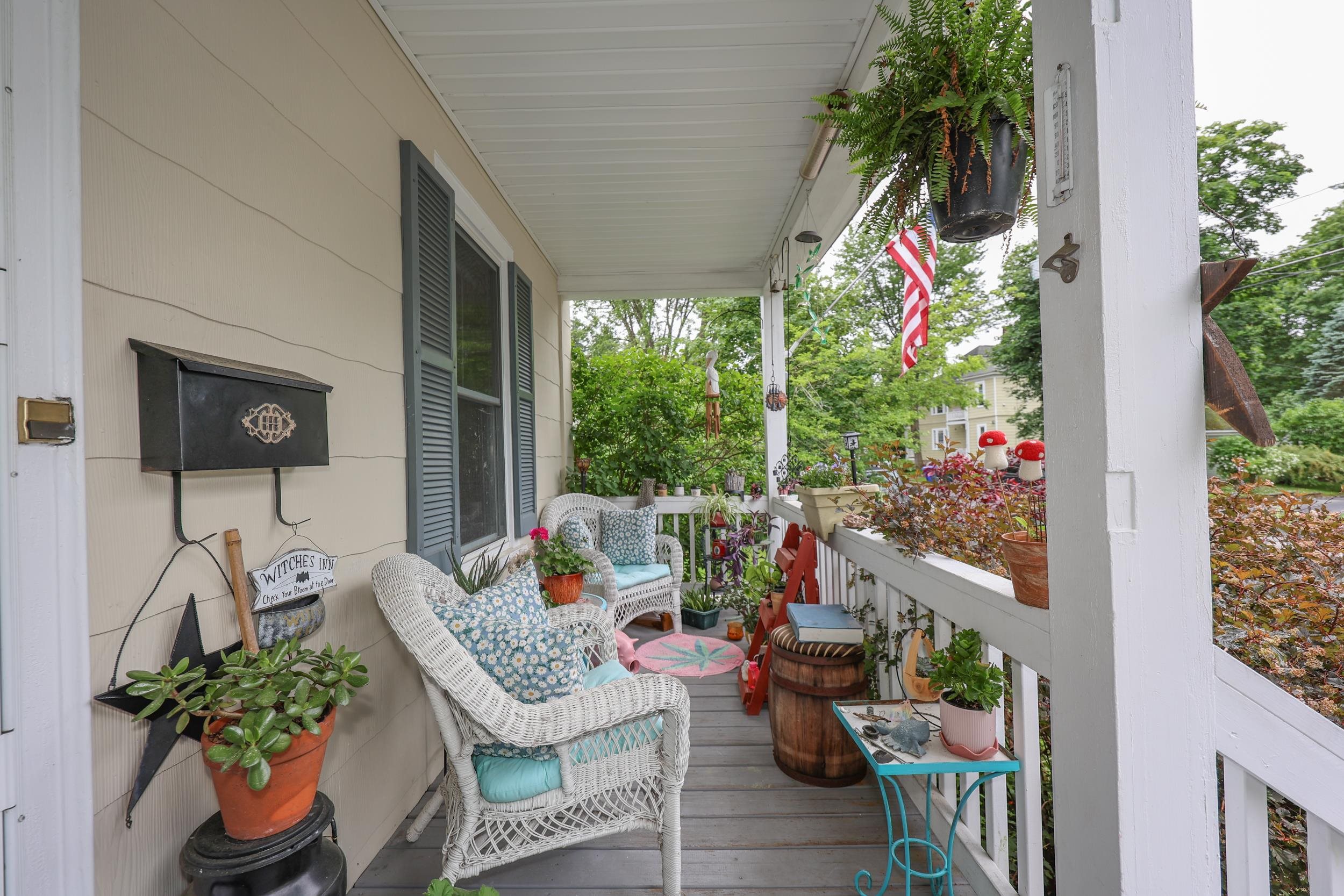 164 Rochelle Avenue