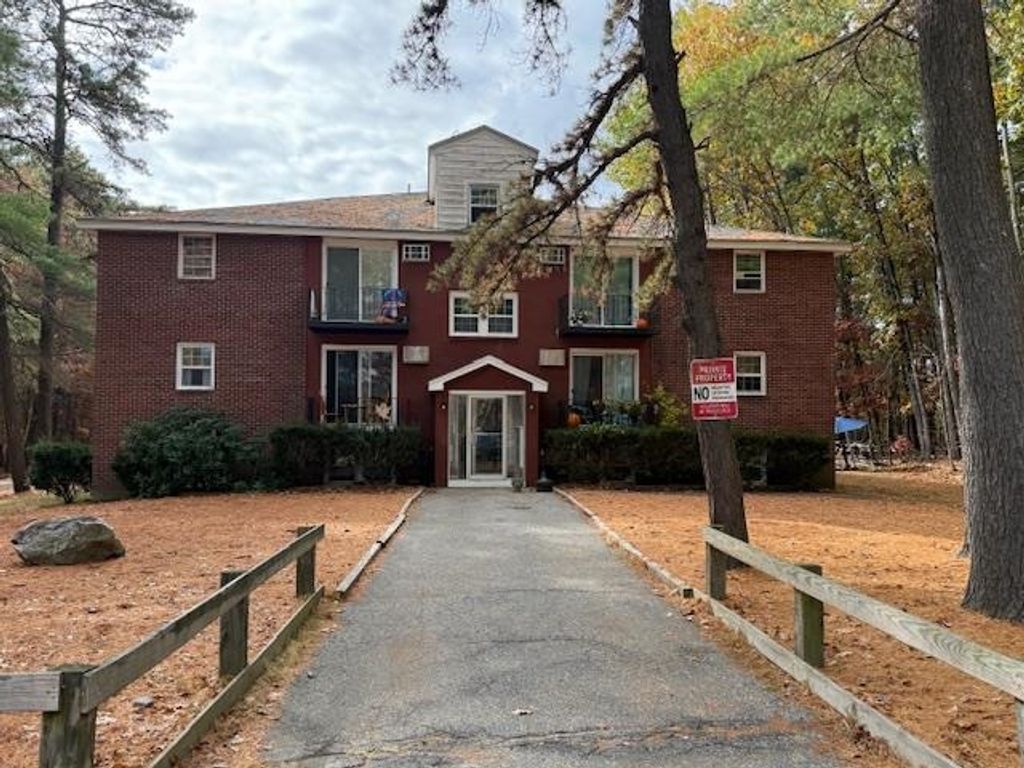 Photo of 1 Charleston Street, Londonderry, NH 03053 (MLS # 5067508)